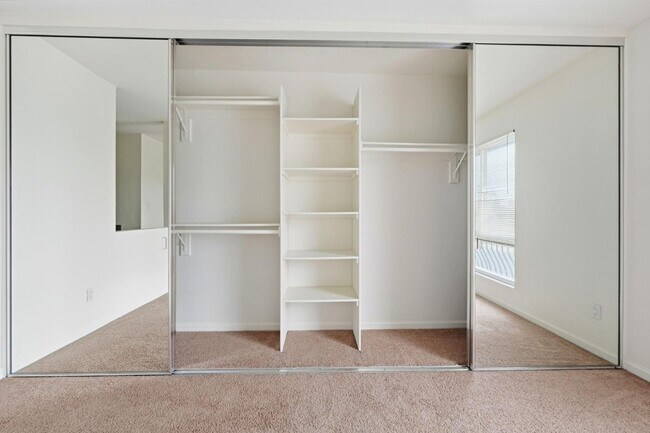 Building Photo - 6666 Beadnell Way