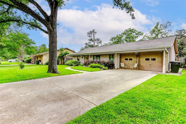 Building Photo - 2015 Mapleton Dr