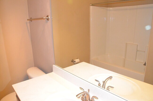 Building Photo - 4 Bed Close to OU