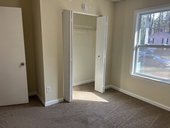 Building Photo - 853 Hemingway Rd