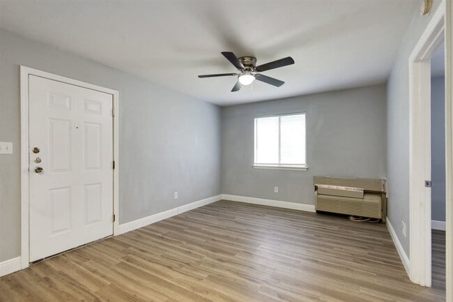 Building Photo - 214 Columbia Dr