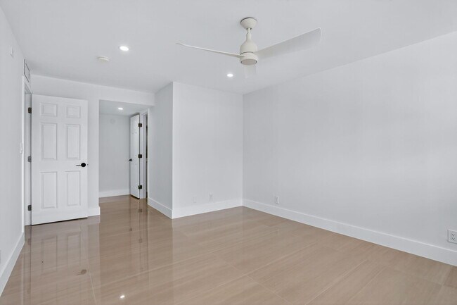 Building Photo - 2651 S Palm Aire Dr