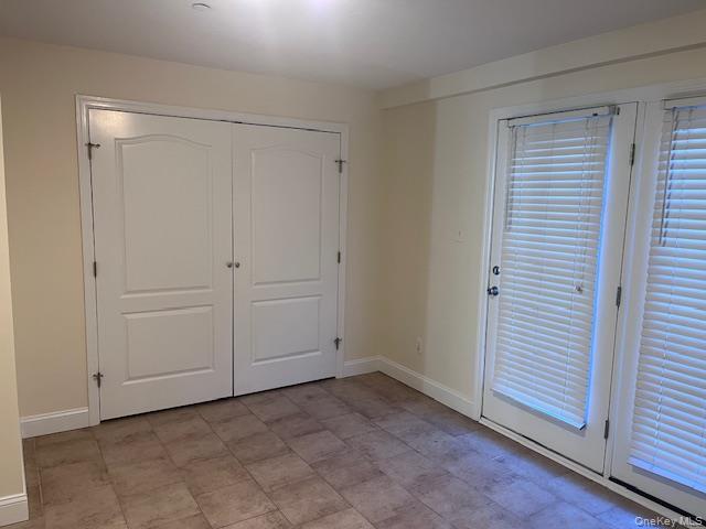 Building Photo - 384 W Montauk Hwy