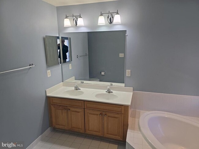 Building Photo - 8557 Wyngate Manor Ct