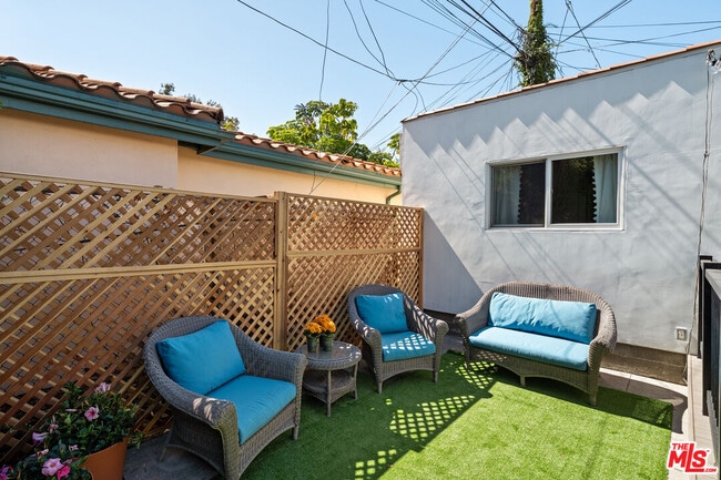 Building Photo - 845 1/2 N Kilkea Dr