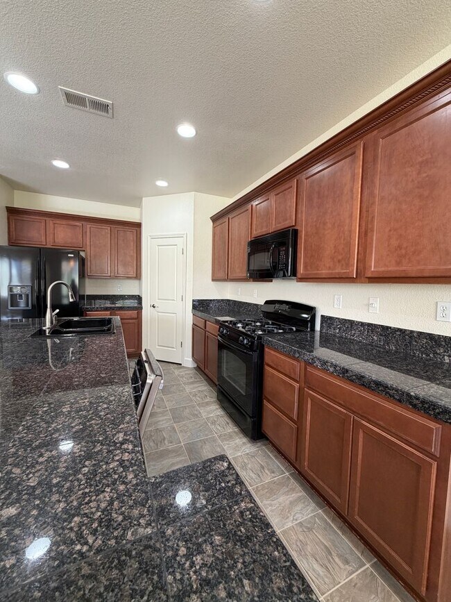 Building Photo - Spacious 4 Bedroom, 2.5 Bath in North Valleys