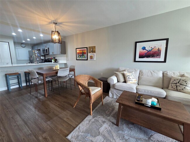 Building Photo - 9410 Poinciana Pl