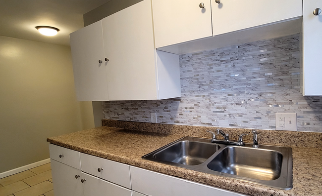 Building Photo - Beautiful studio Apartment Close to Wright...