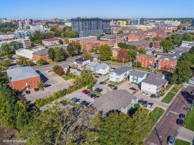 Building Photo - $1,300 | 3 Bedroom, 1 Bathroom | Cat Frien...