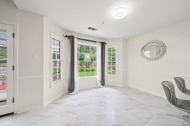 Building Photo - 8429 King William St