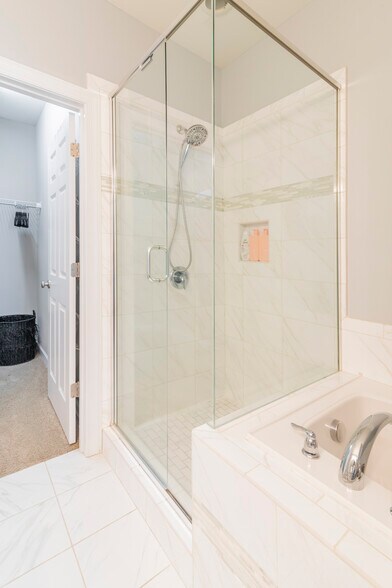 main bedroom shower - 15403 Barossa Valley St