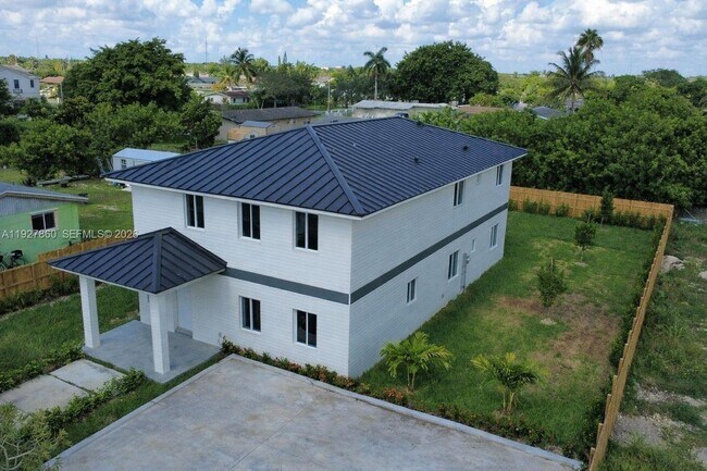 Building Photo - 722 NW 6th Ct