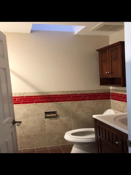 Building Photo - 8410 Kings Hill Dr