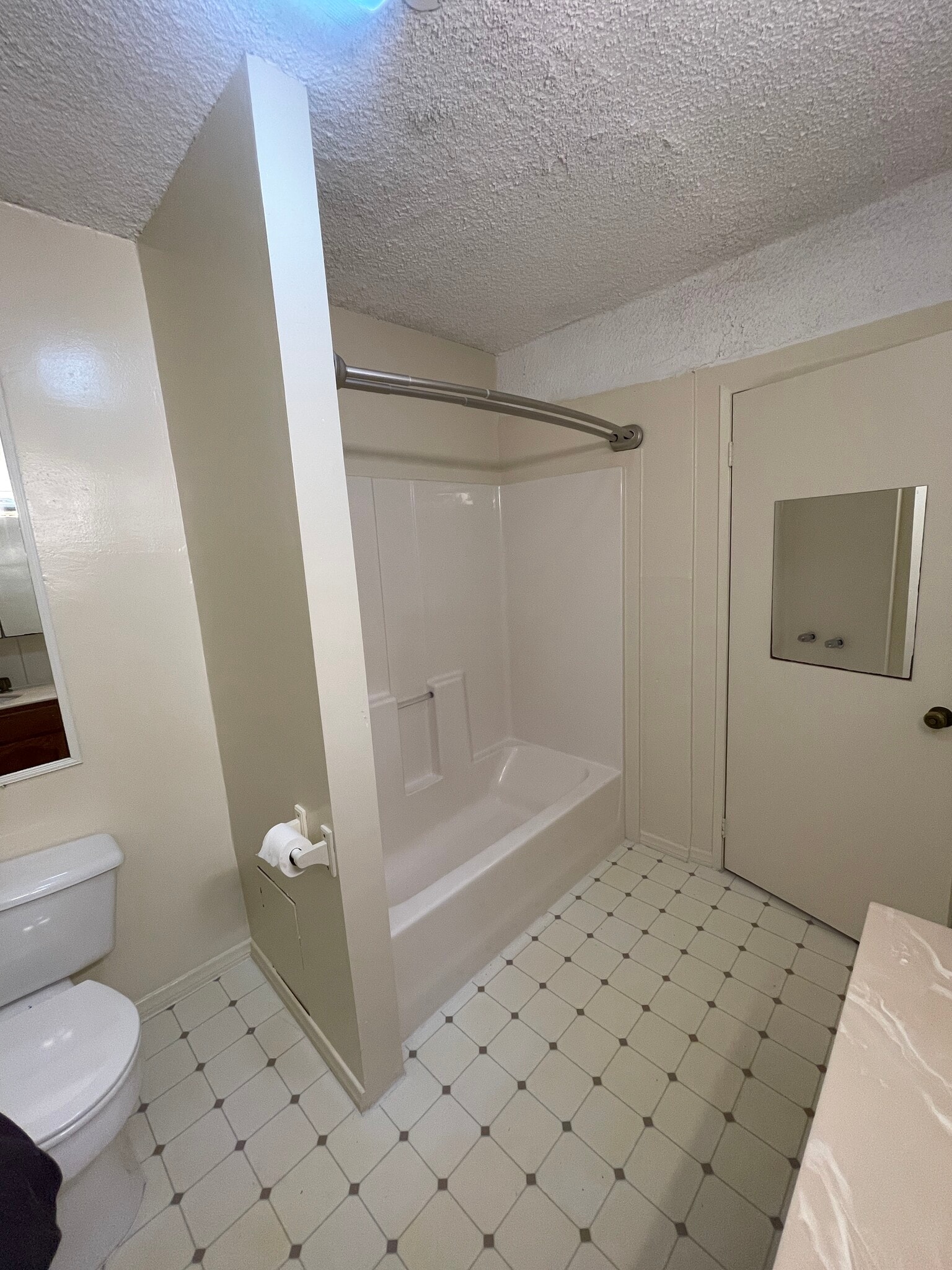 Bathroom Tub/Shower - 11324 Biona Dr