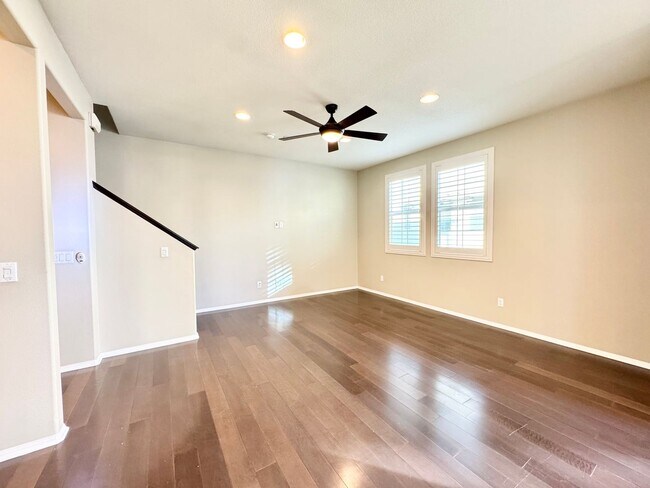 Building Photo - Newer Built Townhome with Solar in Gated Community! Pet-Friendly!