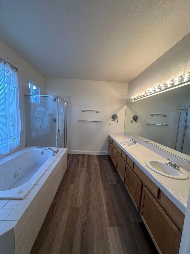 Building Photo - Charming Chichester Home