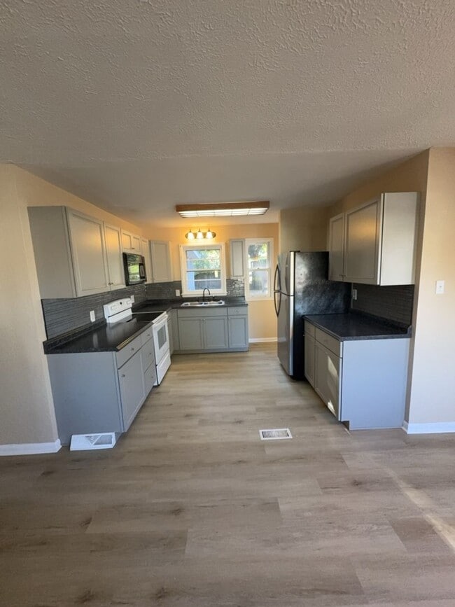 Building Photo - Beautifully Updated 3 Bedroom 2 Bath Home ...