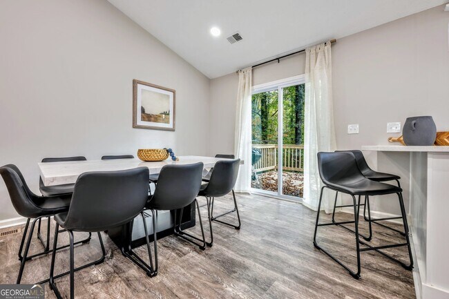 Building Photo - 1440 Glynn Oaks Dr SW