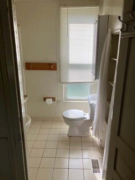 504 Bathroom - 504 E Clinton St.