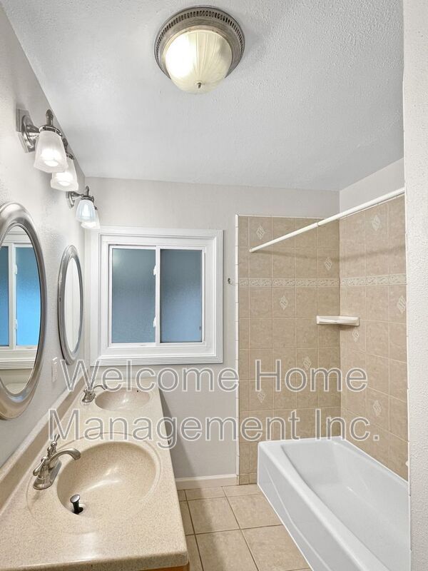 Building Photo - 2561 Olympic Blvd