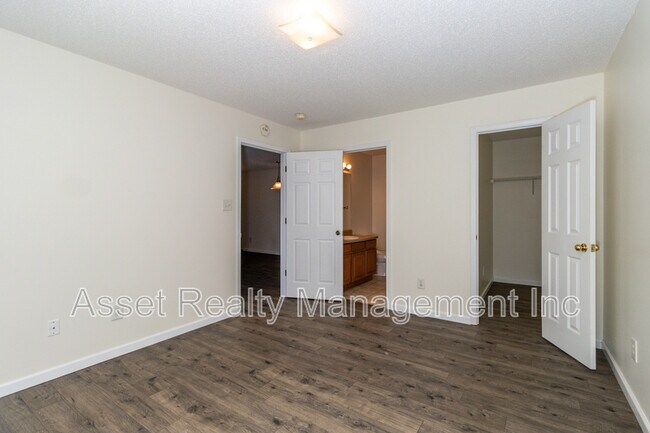 Building Photo - 385 Hawthorne Oaks Way
