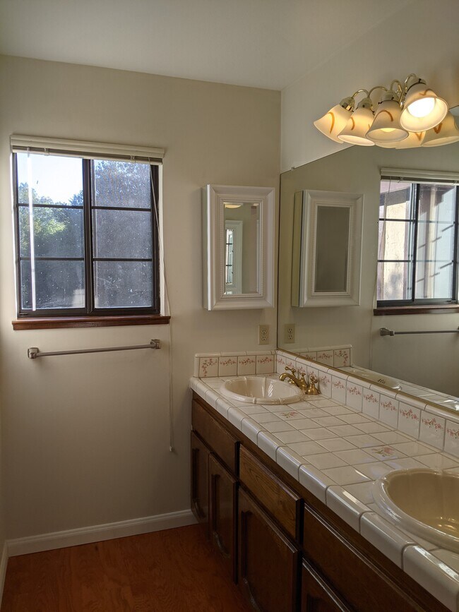 Building Photo - 28050 Horseshoe Ct
