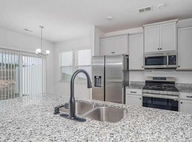 Building Photo - Spacious 3-Bed, 2.5-Bath End Unit Townhome