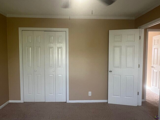 Building Photo - 137 N Springs Ct