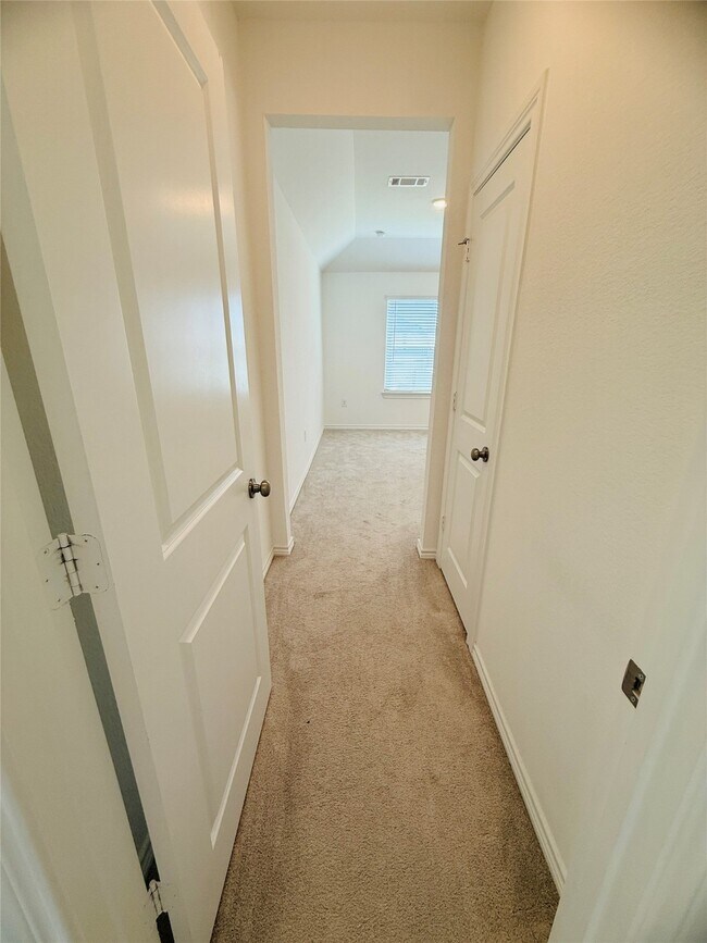 Building Photo - 15826 Dove Holw Dr