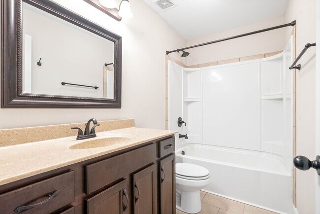 Building Photo - Pet Friendly Three Bedroom!