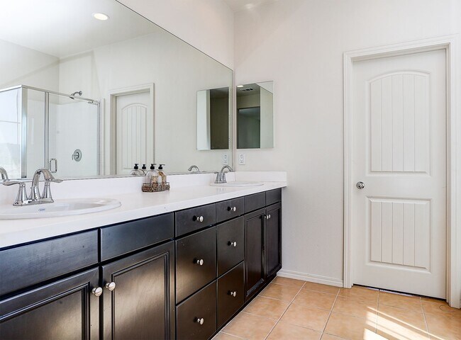 Building Photo - Beautiful 4 Bedroom Home in River Village!