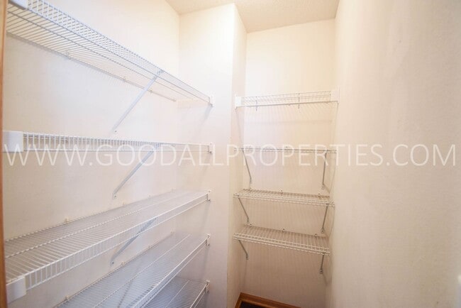 Building Photo - RENT REDUCED!!! 2 Bedroom 2 Bath Townhome in Urbandale with attached 2 car garage!