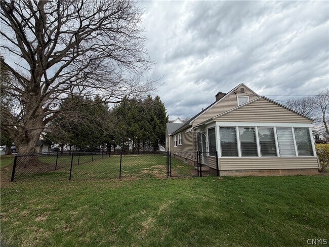 Building Photo - 50 New Hartford St