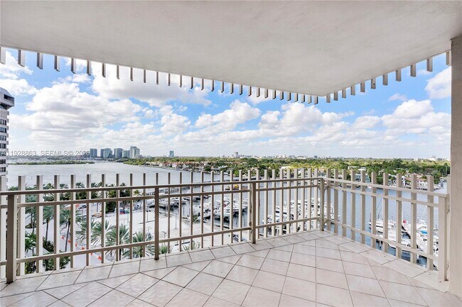 Building Photo - 2 Grove Isle Dr