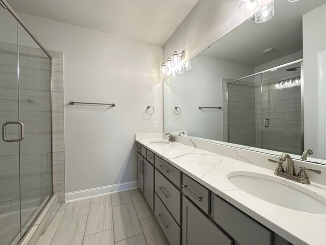 Building Photo - SPACIOUS TOWNHOME