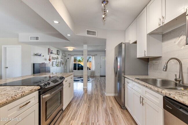 Building Photo - 3009 E Dahlia Dr