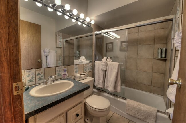 Building Photo - Ski Season Rental! Beautiful home near bus...