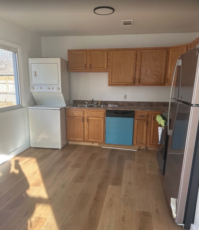 Building Photo - 637 Cosler Dr