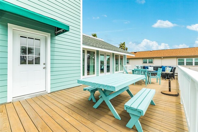 Building Photo - 13638 Pirates Beach Blvd