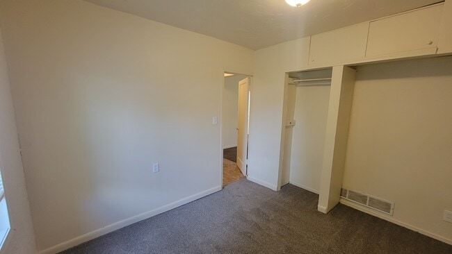 Building Photo - 858 Minota Ave