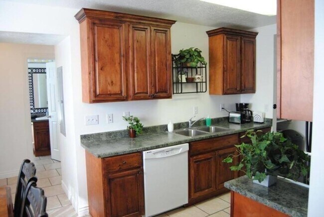 Building Photo - 161 E 70 S