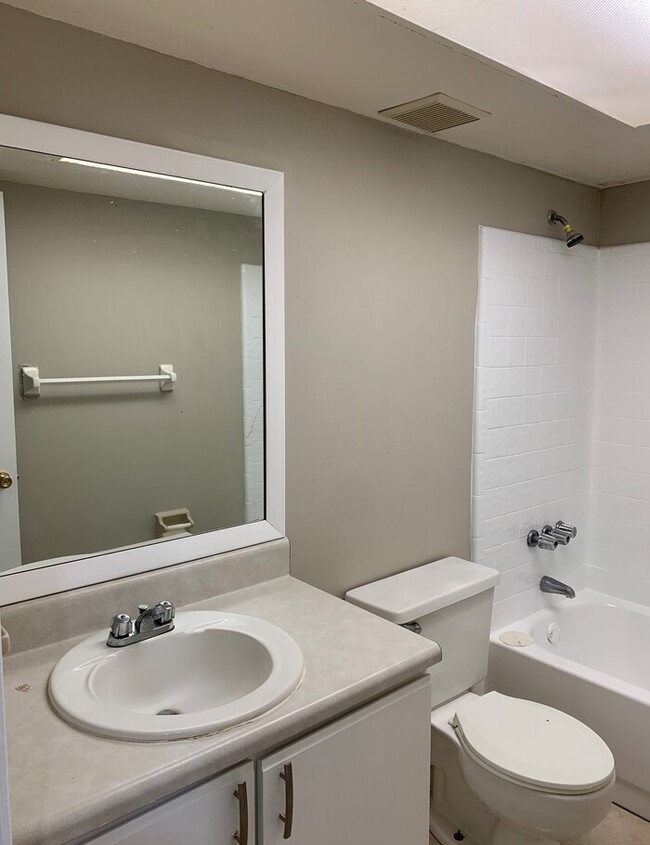 Building Photo - Spacious 2 Bed/2 Bath Single Story Townhom...