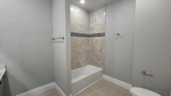 Building Photo - Beautiful and Modern 4 bed 3.5 Bath Townho...