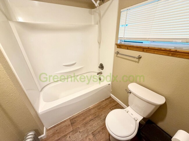 Building Photo - Awesome Mid-Century Classic 3-Bedroom House in NE Portland - $150 OFF FIRST MONTH