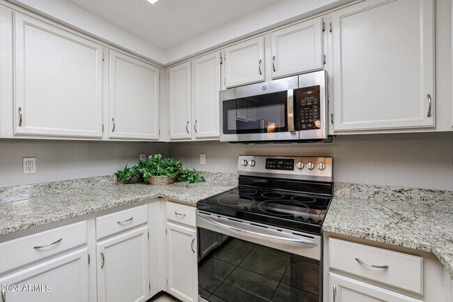 Building Photo - Resort-Style Aventura Condo