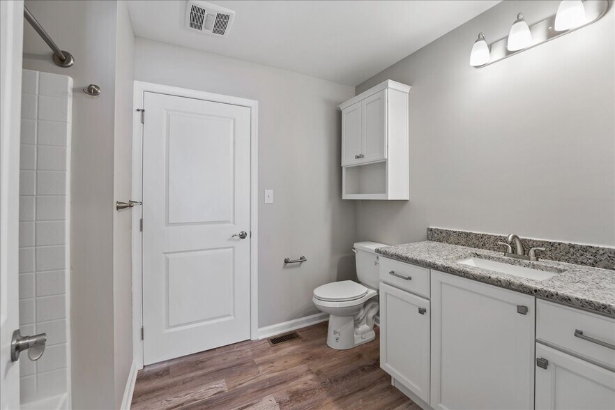 Building Photo - 552 Creek Rd