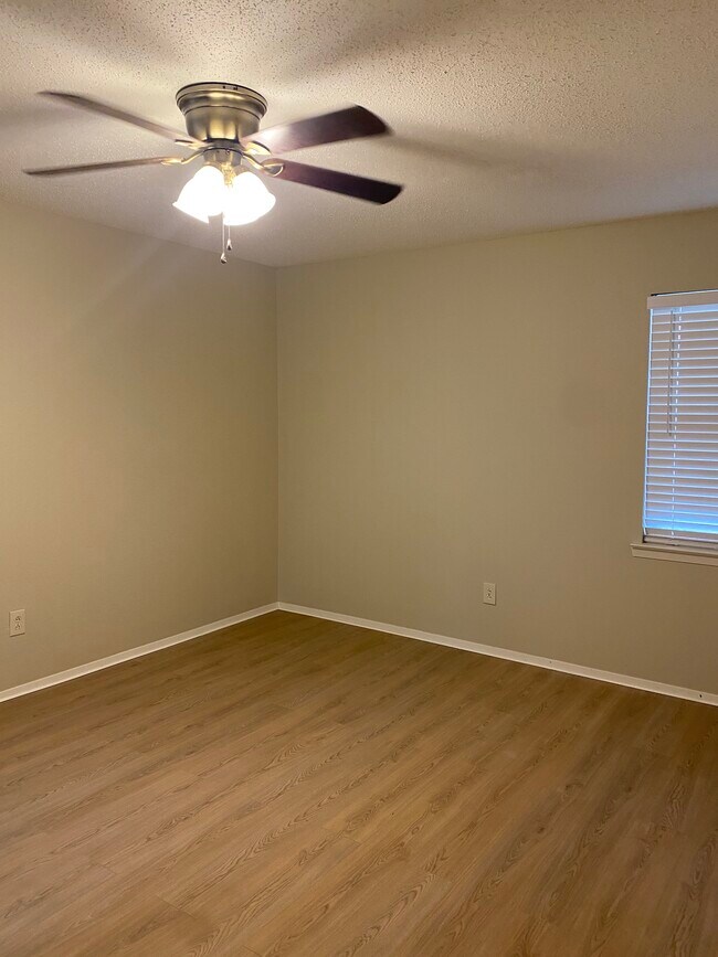 Building Photo - 1725 Pecan Park Dr