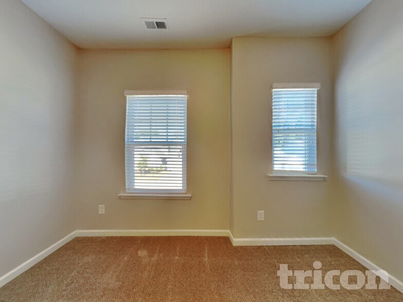 Building Photo - 28 Ashview Dr
