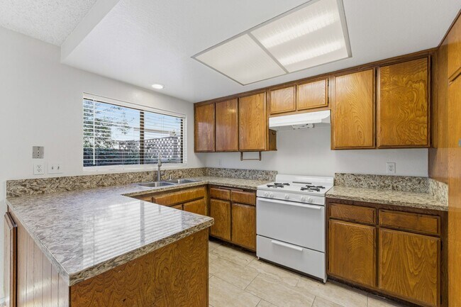 Building Photo - Spacious Westside Townhome Near Parks, Trails, and the Beach