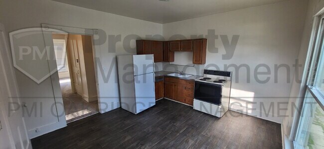 Building Photo - Upper 1 Bed 1 Bath Apartment
